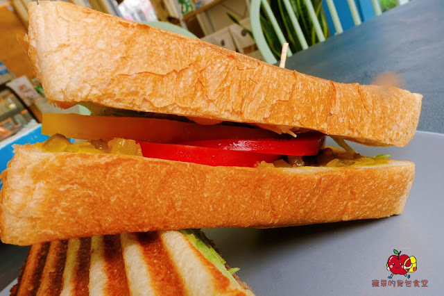 [食記] 新竹北區 - 藍屋子109號 特色咖啡廳 厚牛肉排帕尼尼 鬆軟可頌脆皮甜甜圈 在文青咖啡廳度過悠閒美好早晨