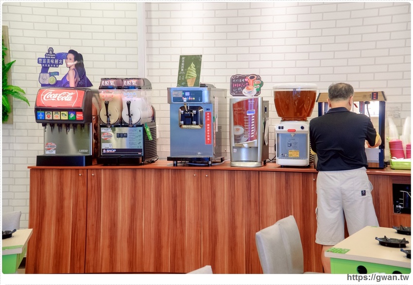 百元火鍋店新開幕～最低130元、用餐不限時、不收服務費還有歡樂吧吃到飽，父親節前肉量再加倍，用餐人潮多到止不住！