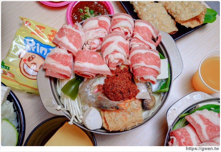 百元火鍋店新開幕～最低130元、用餐不限時、不收服務費還有歡樂吧吃到飽，父親節前肉量再加倍，用餐人潮多到止不住！