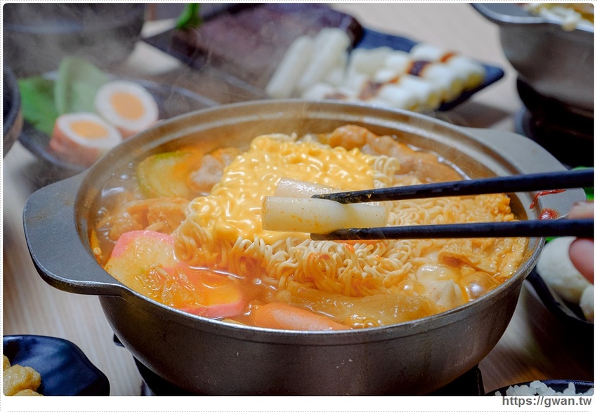 百元火鍋店新開幕～最低130元、用餐不限時、不收服務費還有歡樂吧吃到飽，父親節前肉量再加倍，用餐人潮多到止不住！