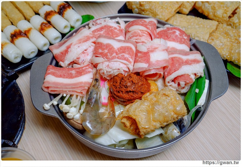 百元火鍋店新開幕～最低130元、用餐不限時、不收服務費還有歡樂吧吃到飽，父親節前肉量再加倍，用餐人潮多到止不住！