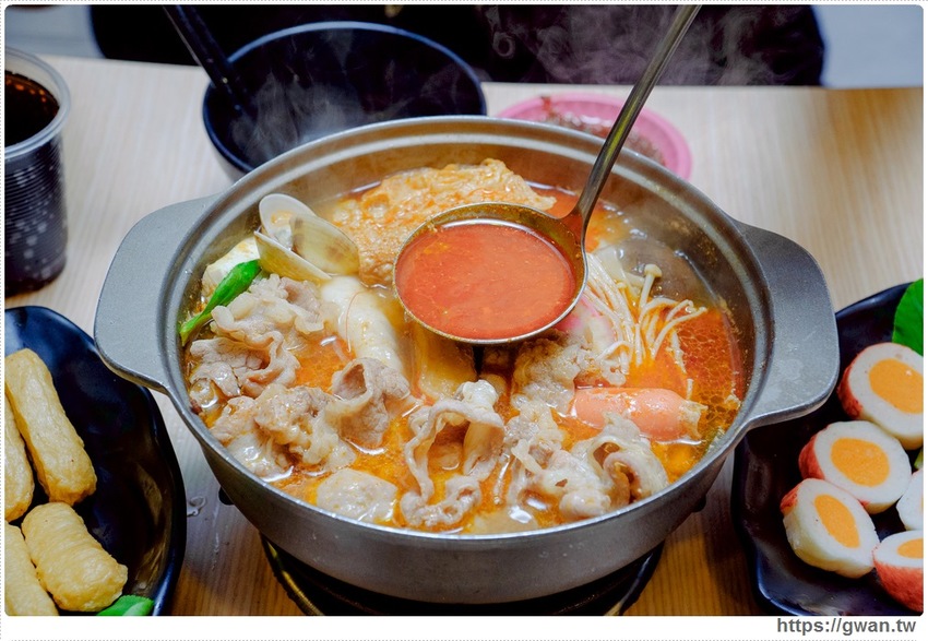 百元火鍋店新開幕～最低130元、用餐不限時、不收服務費還有歡樂吧吃到飽，父親節前肉量再加倍，用餐人潮多到止不住！