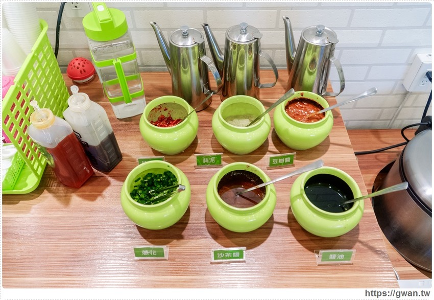 百元火鍋店新開幕～最低130元、用餐不限時、不收服務費還有歡樂吧吃到飽，父親節前肉量再加倍，用餐人潮多到止不住！