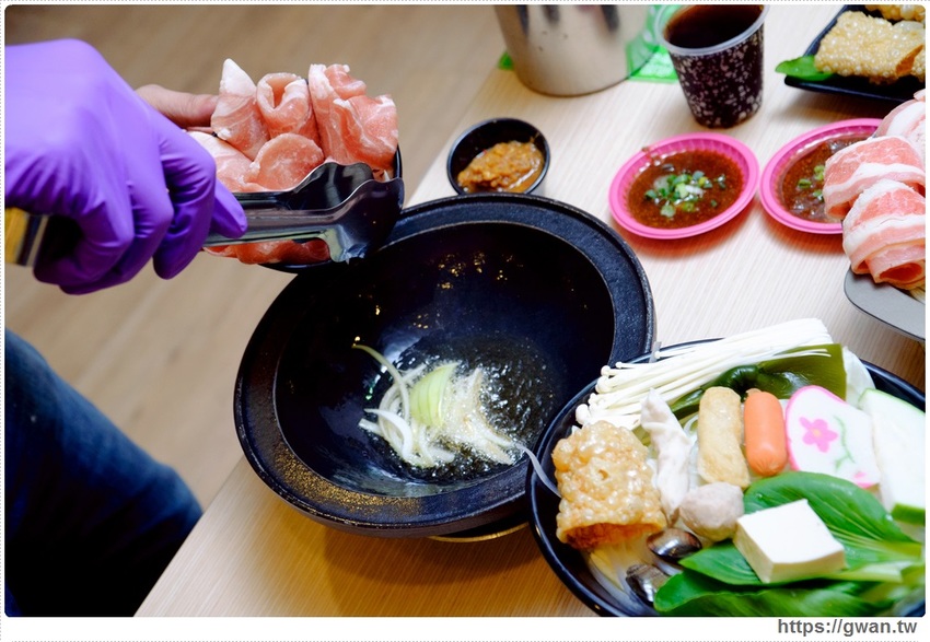 百元火鍋店新開幕～最低130元、用餐不限時、不收服務費還有歡樂吧吃到飽，父親節前肉量再加倍，用餐人潮多到止不住！