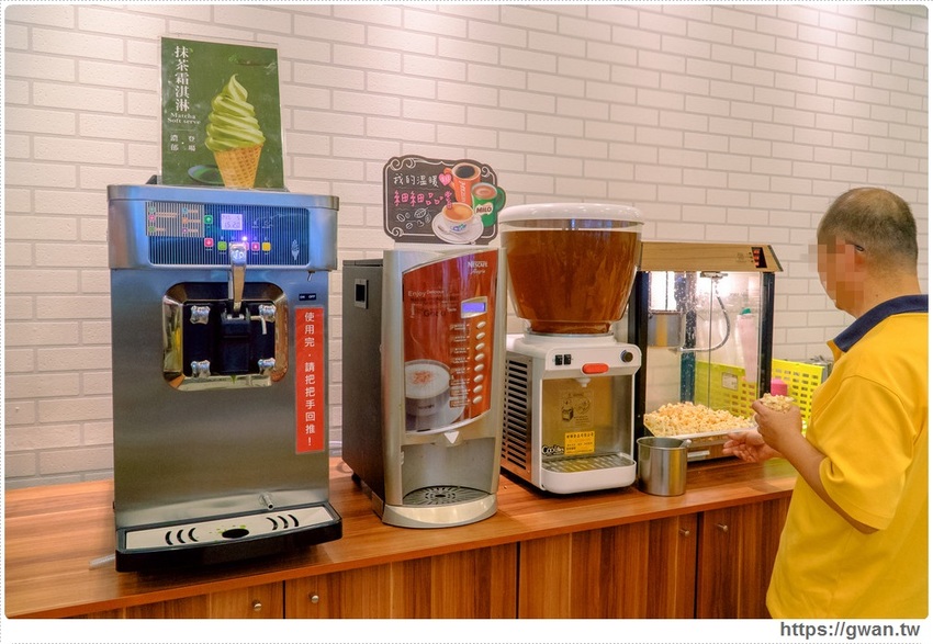 百元火鍋店新開幕～最低130元、用餐不限時、不收服務費還有歡樂吧吃到飽，父親節前肉量再加倍，用餐人潮多到止不住！