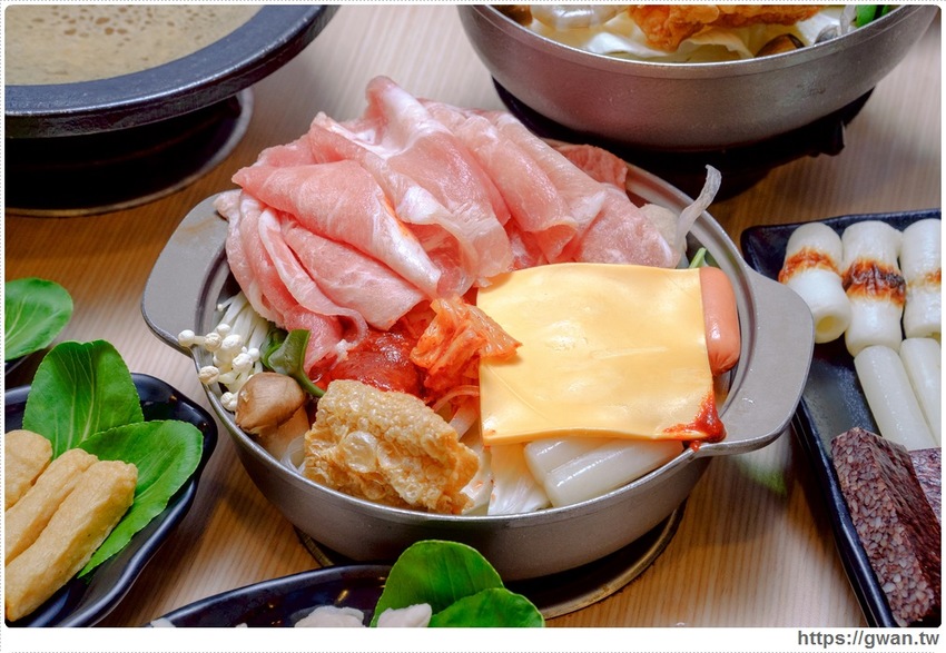 百元火鍋店新開幕～最低130元、用餐不限時、不收服務費還有歡樂吧吃到飽，父親節前肉量再加倍，用餐人潮多到止不住！