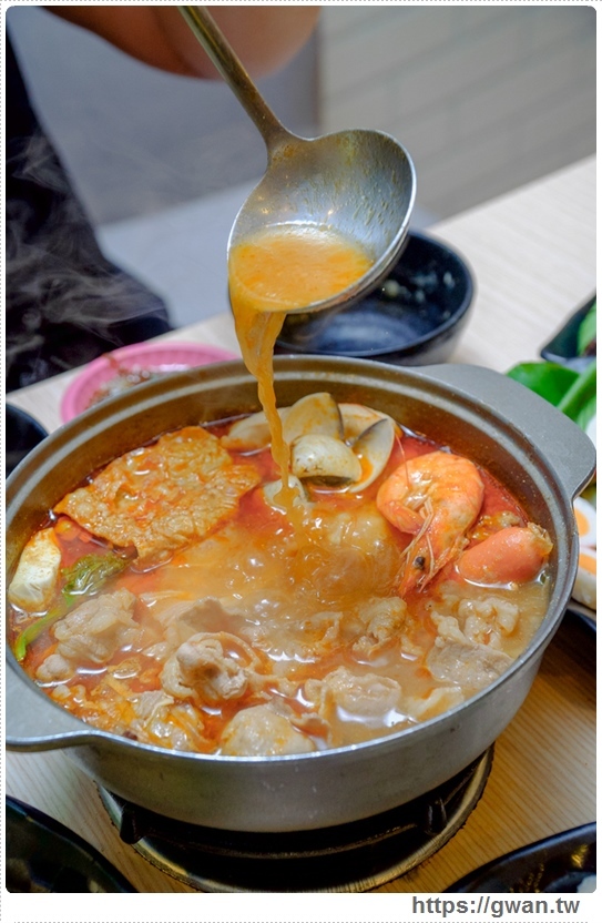 百元火鍋店新開幕～最低130元、用餐不限時、不收服務費還有歡樂吧吃到飽，父親節前肉量再加倍，用餐人潮多到止不住！