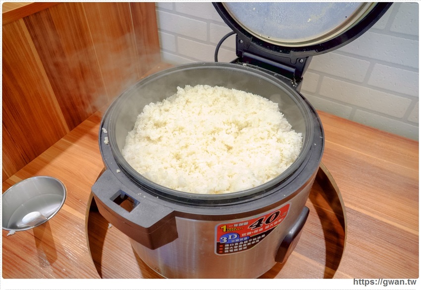 百元火鍋店新開幕～最低130元、用餐不限時、不收服務費還有歡樂吧吃到飽，父親節前肉量再加倍，用餐人潮多到止不住！