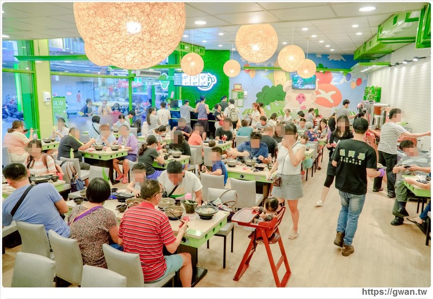 百元火鍋店新開幕～最低130元、用餐不限時、不收服務費還有歡樂吧吃到飽，父親節前肉量再加倍，用餐人潮多到止不住！