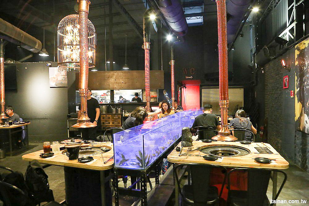 台南燒烤｜Scream 尖叫精緻炭火燒肉~療癒系燒肉!一秒置身水族館吃燒肉!!台南最狂水道蝦!真正現撈現烤的泰國蝦、海鮮燒肉、鐵板燒吃到飽!! - 台南好Food遊