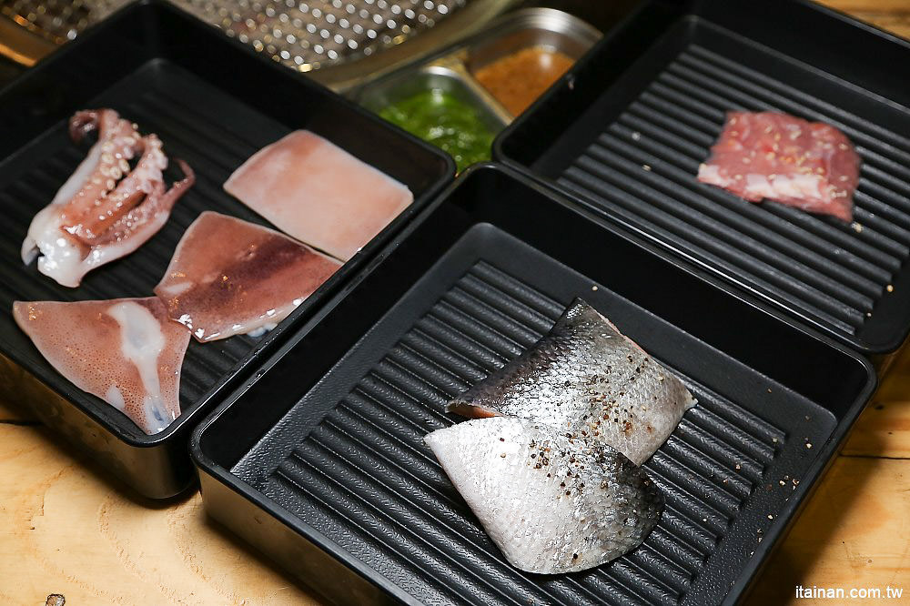 台南燒烤｜Scream 尖叫精緻炭火燒肉~療癒系燒肉!一秒置身水族館吃燒肉!!台南最狂水道蝦!真正現撈現烤的泰國蝦、海鮮燒肉、鐵板燒吃到飽!! - 台南好Food遊