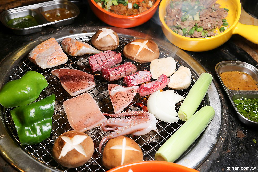 台南燒烤｜Scream 尖叫精緻炭火燒肉~療癒系燒肉!一秒置身水族館吃燒肉!!台南最狂水道蝦!真正現撈現烤的泰國蝦、海鮮燒肉、鐵板燒吃到飽!! - 台南好Food遊