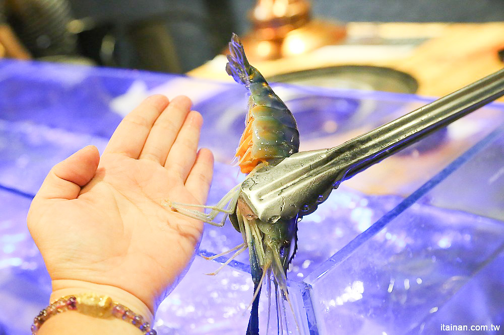 台南燒烤｜Scream 尖叫精緻炭火燒肉~療癒系燒肉!一秒置身水族館吃燒肉!!台南最狂水道蝦!真正現撈現烤的泰國蝦、海鮮燒肉、鐵板燒吃到飽!! - 台南好Food遊