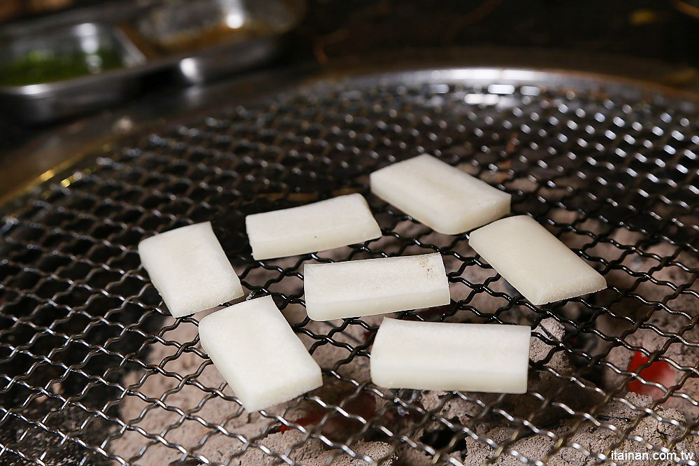 台南燒烤｜Scream 尖叫精緻炭火燒肉~療癒系燒肉!一秒置身水族館吃燒肉!!台南最狂水道蝦!真正現撈現烤的泰國蝦、海鮮燒肉、鐵板燒吃到飽!! - 台南好Food遊