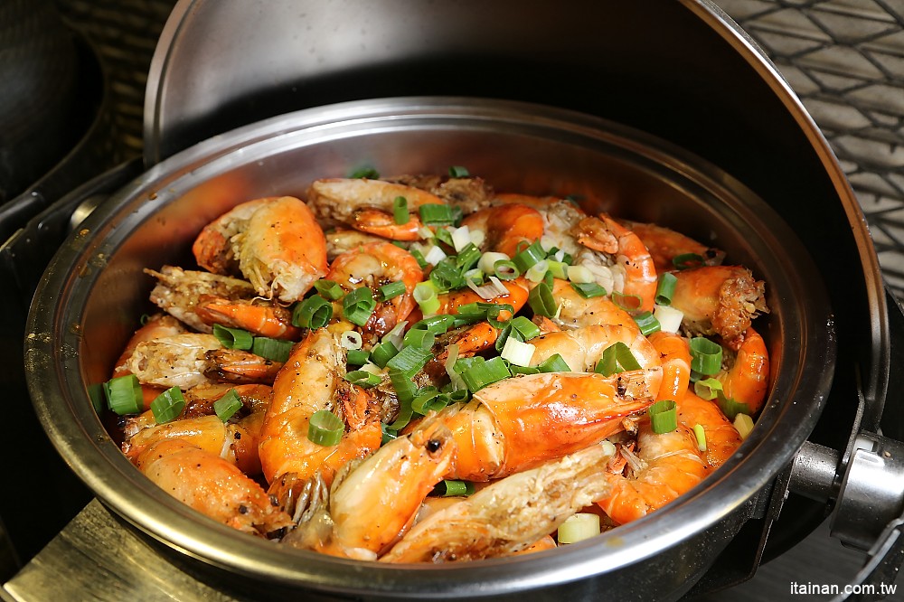 台南燒烤｜Scream 尖叫精緻炭火燒肉~療癒系燒肉!一秒置身水族館吃燒肉!!台南最狂水道蝦!真正現撈現烤的泰國蝦、海鮮燒肉、鐵板燒吃到飽!! - 台南好Food遊