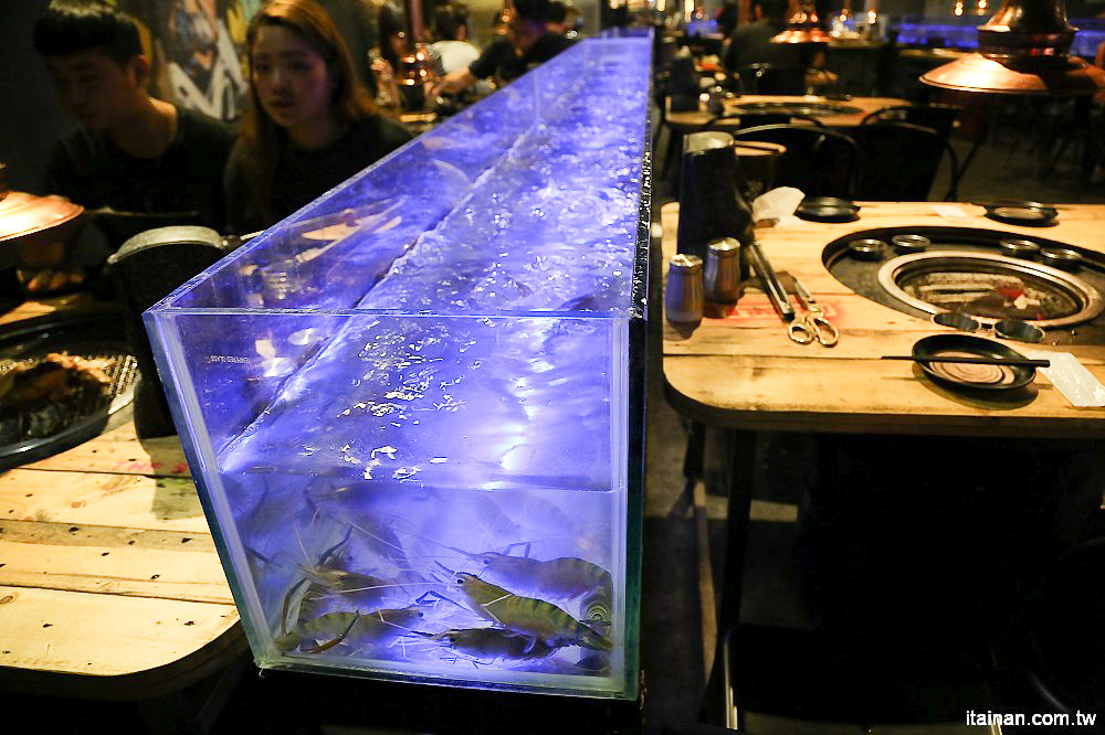 台南燒烤｜Scream 尖叫精緻炭火燒肉~療癒系燒肉!一秒置身水族館吃燒肉!!台南最狂水道蝦!真正現撈現烤的泰國蝦、海鮮燒肉、鐵板燒吃到飽!! - 台南好Food遊