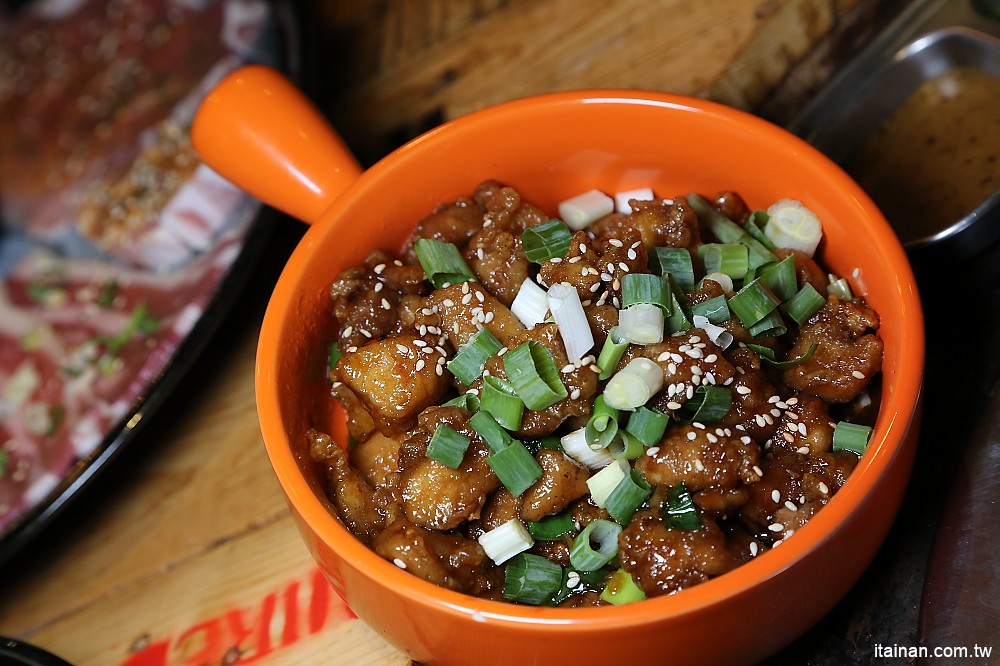 台南燒烤｜Scream 尖叫精緻炭火燒肉~療癒系燒肉!一秒置身水族館吃燒肉!!台南最狂水道蝦!真正現撈現烤的泰國蝦、海鮮燒肉、鐵板燒吃到飽!! - 台南好Food遊