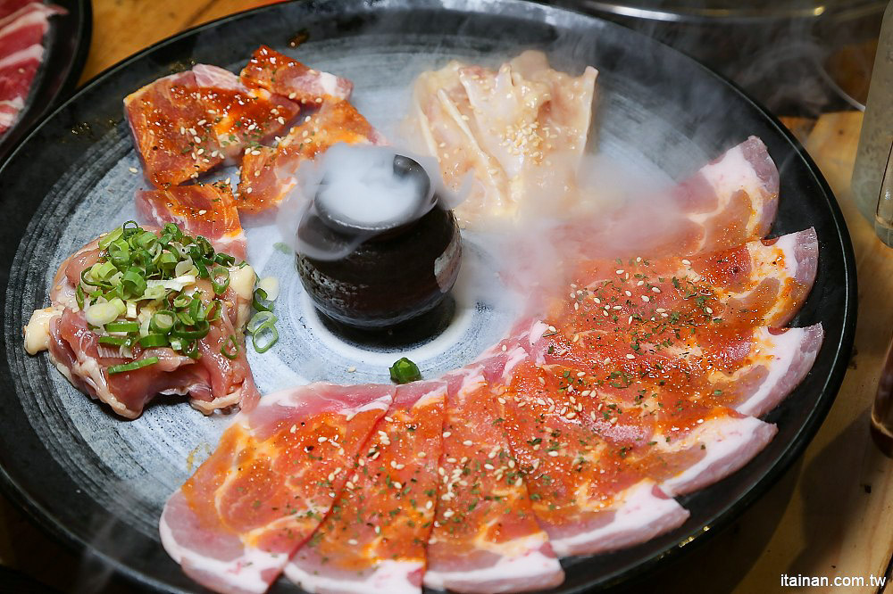 台南燒烤｜Scream 尖叫精緻炭火燒肉~療癒系燒肉!一秒置身水族館吃燒肉!!台南最狂水道蝦!真正現撈現烤的泰國蝦、海鮮燒肉、鐵板燒吃到飽!! - 台南好Food遊