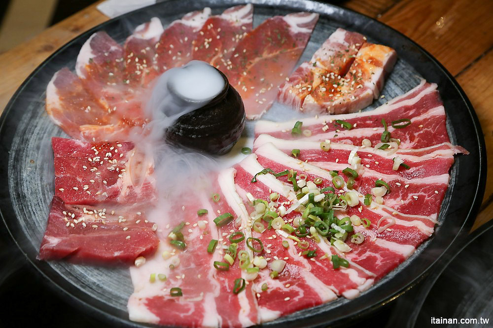 台南燒烤｜Scream 尖叫精緻炭火燒肉~療癒系燒肉!一秒置身水族館吃燒肉!!台南最狂水道蝦!真正現撈現烤的泰國蝦、海鮮燒肉、鐵板燒吃到飽!! - 台南好Food遊