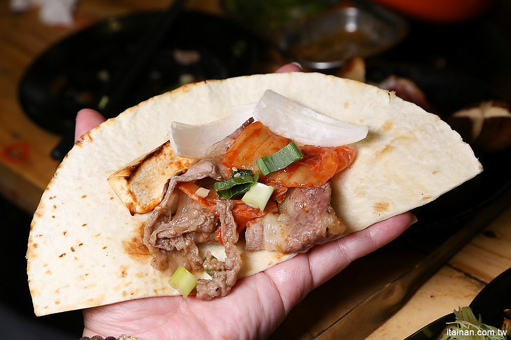 台南燒烤｜Scream 尖叫精緻炭火燒肉~療癒系燒肉!一秒置身水族館吃燒肉!!台南最狂水道蝦!真正現撈現烤的泰國蝦、海鮮燒肉、鐵板燒吃到飽!! - 台南好Food遊