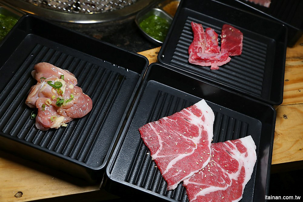 台南燒烤｜Scream 尖叫精緻炭火燒肉~療癒系燒肉!一秒置身水族館吃燒肉!!台南最狂水道蝦!真正現撈現烤的泰國蝦、海鮮燒肉、鐵板燒吃到飽!! - 台南好Food遊