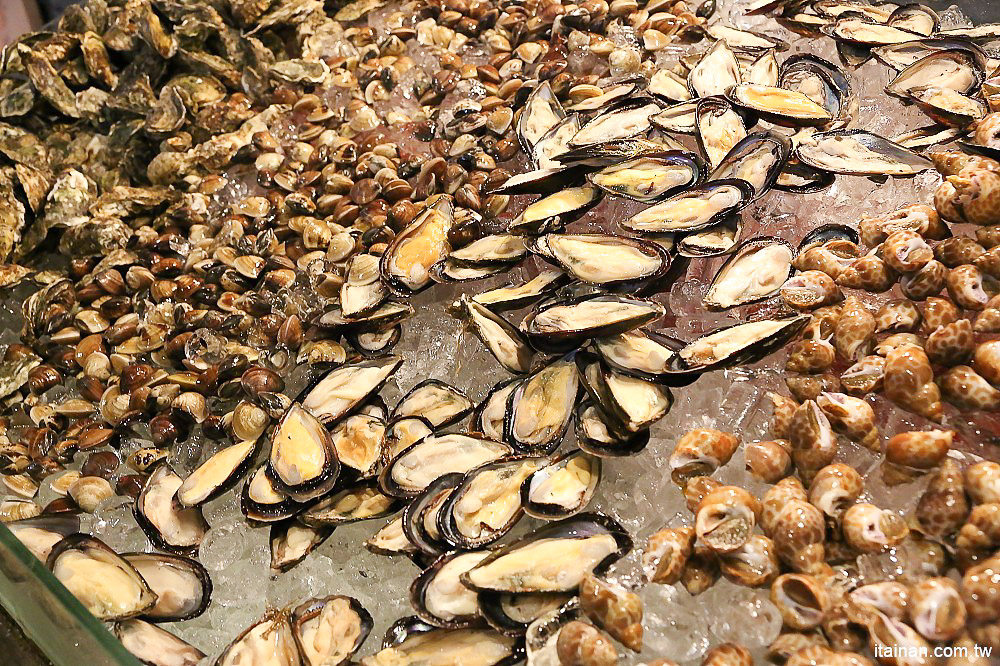 台南燒烤｜Scream 尖叫精緻炭火燒肉~療癒系燒肉!一秒置身水族館吃燒肉!!台南最狂水道蝦!真正現撈現烤的泰國蝦、海鮮燒肉、鐵板燒吃到飽!! - 台南好Food遊