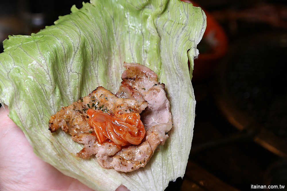 台南燒烤｜Scream 尖叫精緻炭火燒肉~療癒系燒肉!一秒置身水族館吃燒肉!!台南最狂水道蝦!真正現撈現烤的泰國蝦、海鮮燒肉、鐵板燒吃到飽!! - 台南好Food遊