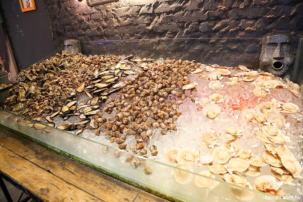 台南燒烤｜Scream 尖叫精緻炭火燒肉~療癒系燒肉!一秒置身水族館吃燒肉!!台南最狂水道蝦!真正現撈現烤的泰國蝦、海鮮燒肉、鐵板燒吃到飽!! - 台南好Food遊