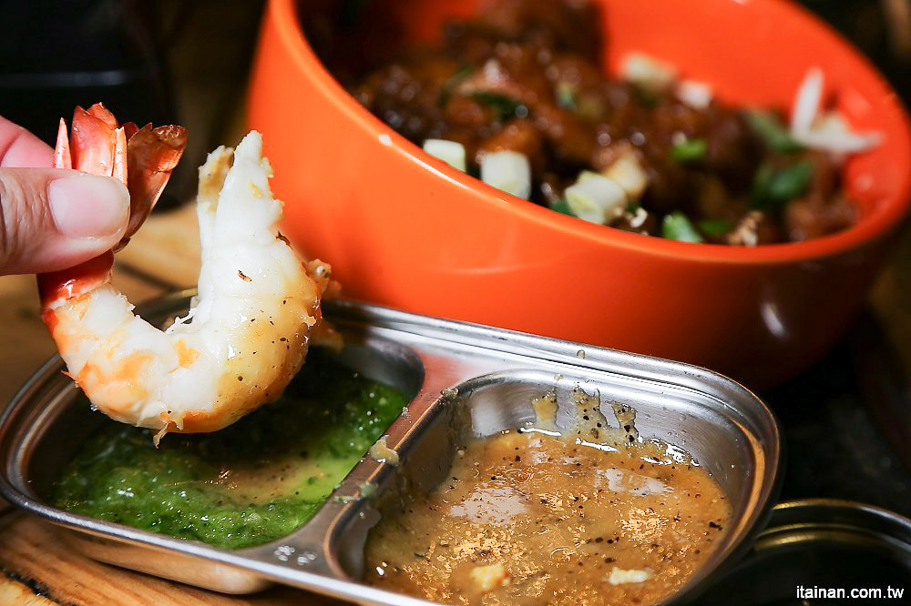 台南燒烤｜Scream 尖叫精緻炭火燒肉~療癒系燒肉!一秒置身水族館吃燒肉!!台南最狂水道蝦!真正現撈現烤的泰國蝦、海鮮燒肉、鐵板燒吃到飽!! - 台南好Food遊