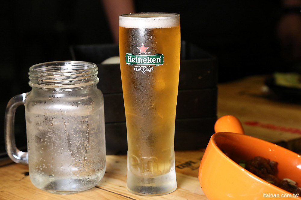 台南燒烤｜Scream 尖叫精緻炭火燒肉~療癒系燒肉!一秒置身水族館吃燒肉!!台南最狂水道蝦!真正現撈現烤的泰國蝦、海鮮燒肉、鐵板燒吃到飽!! - 台南好Food遊