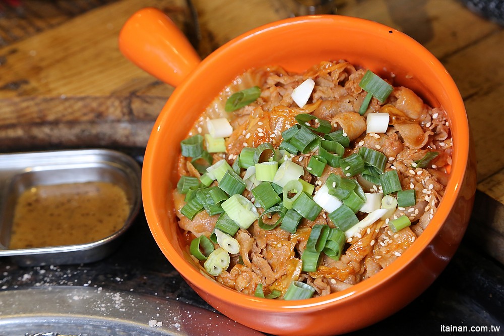 台南燒烤｜Scream 尖叫精緻炭火燒肉~療癒系燒肉!一秒置身水族館吃燒肉!!台南最狂水道蝦!真正現撈現烤的泰國蝦、海鮮燒肉、鐵板燒吃到飽!! - 台南好Food遊