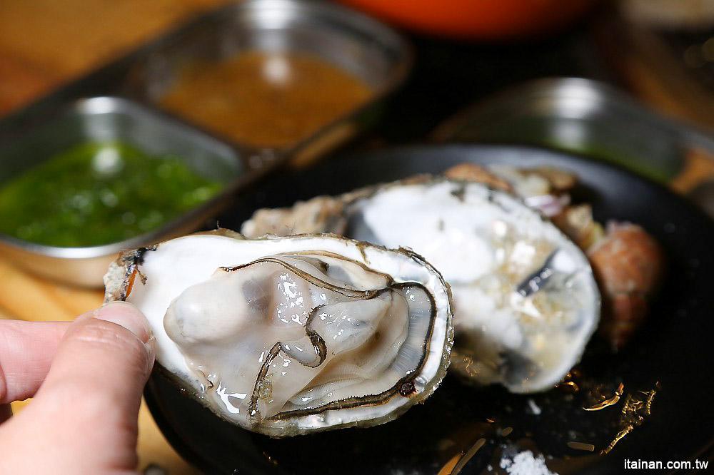 台南燒烤｜Scream 尖叫精緻炭火燒肉~療癒系燒肉!一秒置身水族館吃燒肉!!台南最狂水道蝦!真正現撈現烤的泰國蝦、海鮮燒肉、鐵板燒吃到飽!! - 台南好Food遊