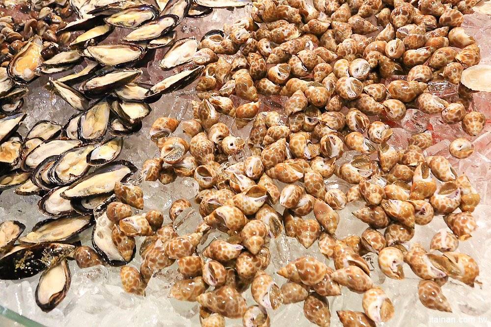 台南燒烤｜Scream 尖叫精緻炭火燒肉~療癒系燒肉!一秒置身水族館吃燒肉!!台南最狂水道蝦!真正現撈現烤的泰國蝦、海鮮燒肉、鐵板燒吃到飽!! - 台南好Food遊