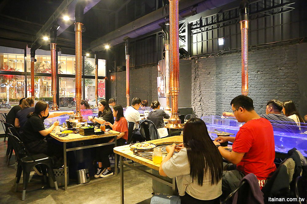 台南燒烤｜Scream 尖叫精緻炭火燒肉~療癒系燒肉!一秒置身水族館吃燒肉!!台南最狂水道蝦!真正現撈現烤的泰國蝦、海鮮燒肉、鐵板燒吃到飽!! - 台南好Food遊