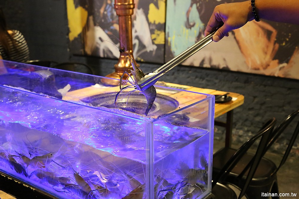 台南燒烤｜Scream 尖叫精緻炭火燒肉~療癒系燒肉!一秒置身水族館吃燒肉!!台南最狂水道蝦!真正現撈現烤的泰國蝦、海鮮燒肉、鐵板燒吃到飽!! - 台南好Food遊