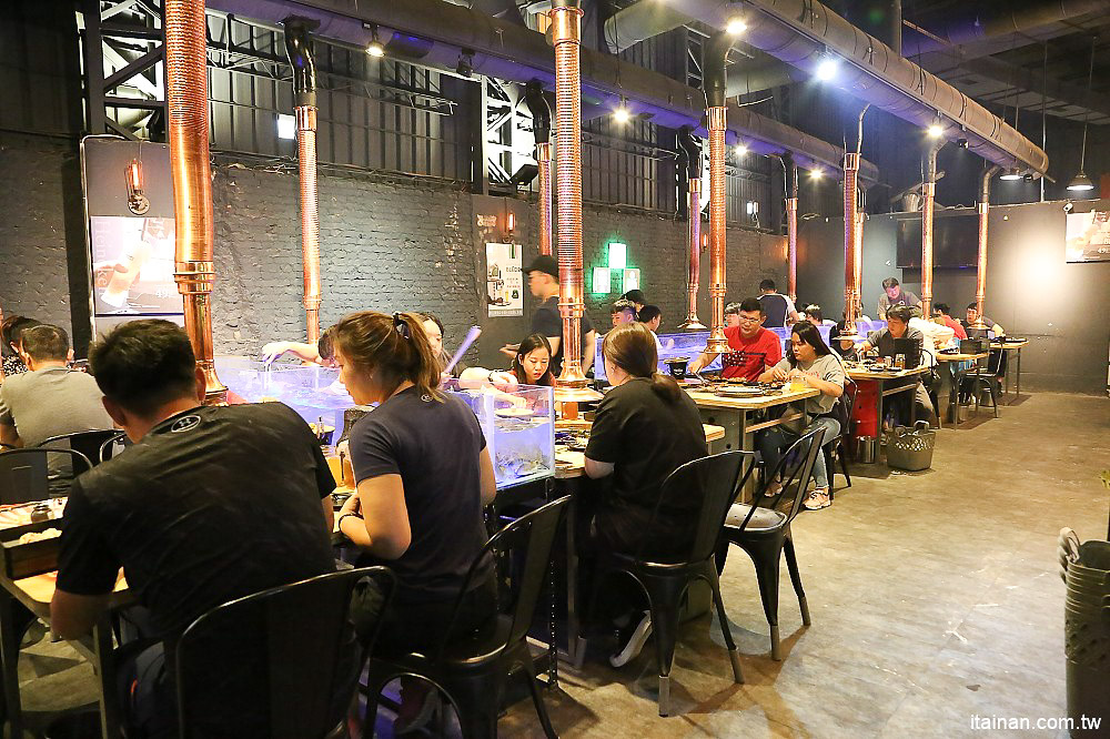 台南燒烤｜Scream 尖叫精緻炭火燒肉~療癒系燒肉!一秒置身水族館吃燒肉!!台南最狂水道蝦!真正現撈現烤的泰國蝦、海鮮燒肉、鐵板燒吃到飽!! - 台南好Food遊