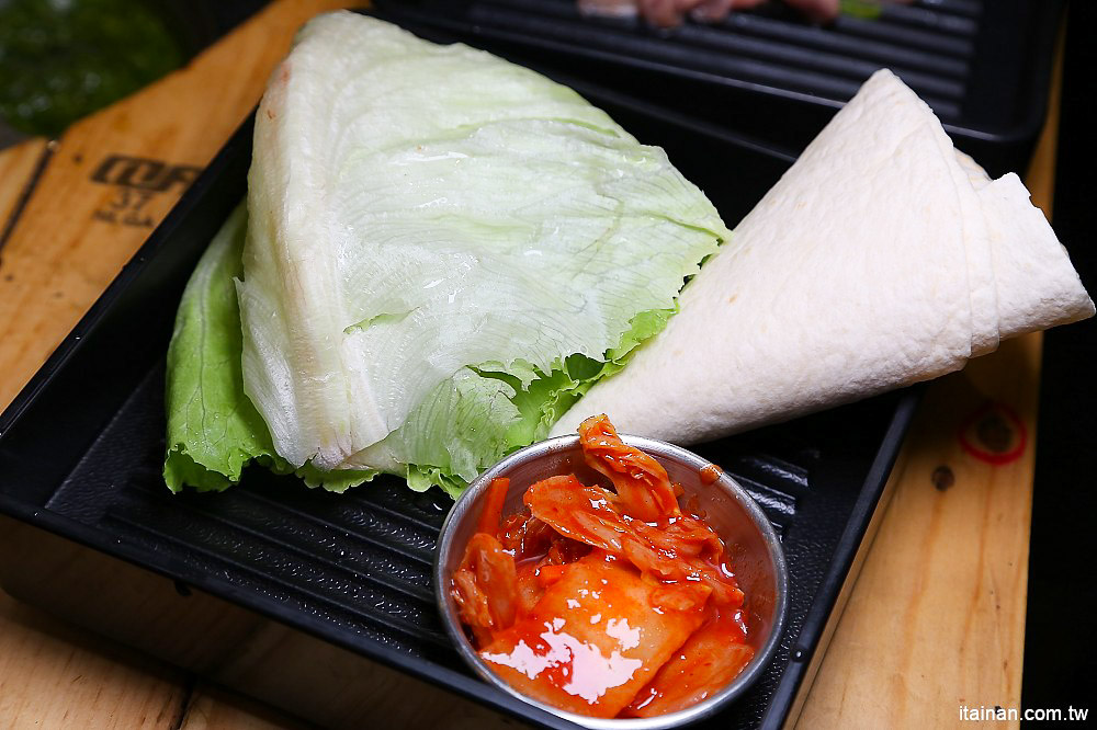 台南燒烤｜Scream 尖叫精緻炭火燒肉~療癒系燒肉!一秒置身水族館吃燒肉!!台南最狂水道蝦!真正現撈現烤的泰國蝦、海鮮燒肉、鐵板燒吃到飽!! - 台南好Food遊