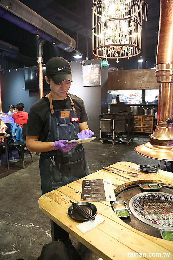 台南燒烤｜Scream 尖叫精緻炭火燒肉~療癒系燒肉!一秒置身水族館吃燒肉!!台南最狂水道蝦!真正現撈現烤的泰國蝦、海鮮燒肉、鐵板燒吃到飽!! - 台南好Food遊