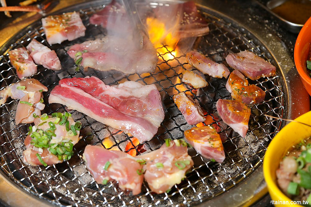 台南燒烤｜Scream 尖叫精緻炭火燒肉~療癒系燒肉!一秒置身水族館吃燒肉!!台南最狂水道蝦!真正現撈現烤的泰國蝦、海鮮燒肉、鐵板燒吃到飽!! - 台南好Food遊