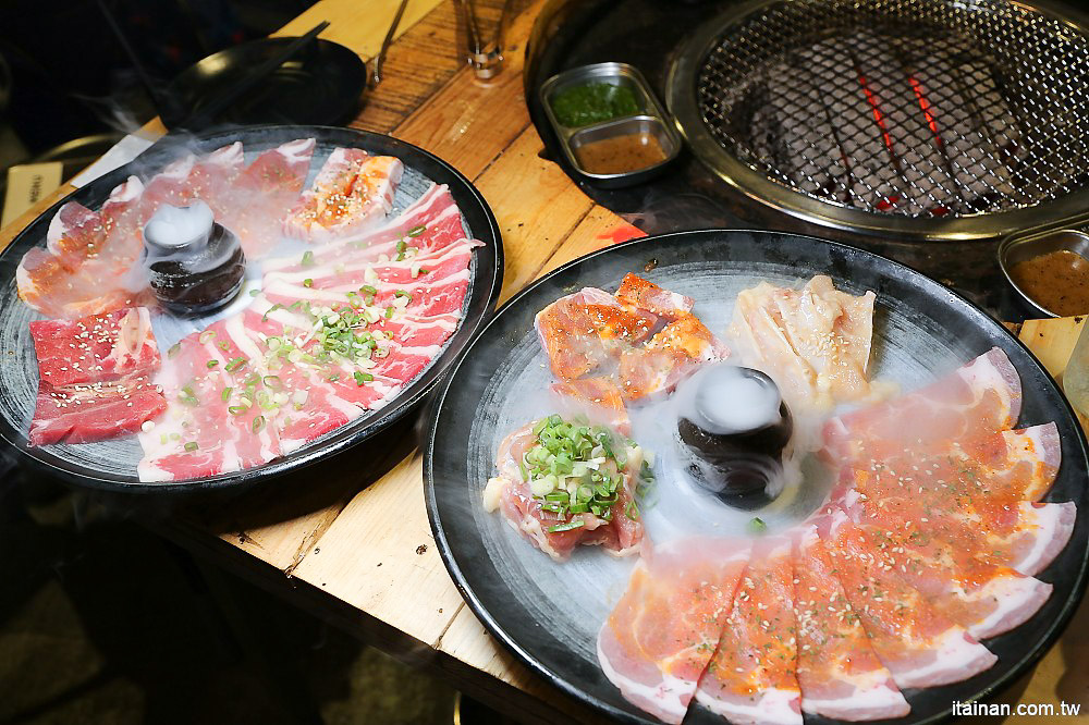 台南燒烤｜Scream 尖叫精緻炭火燒肉~療癒系燒肉!一秒置身水族館吃燒肉!!台南最狂水道蝦!真正現撈現烤的泰國蝦、海鮮燒肉、鐵板燒吃到飽!! - 台南好Food遊