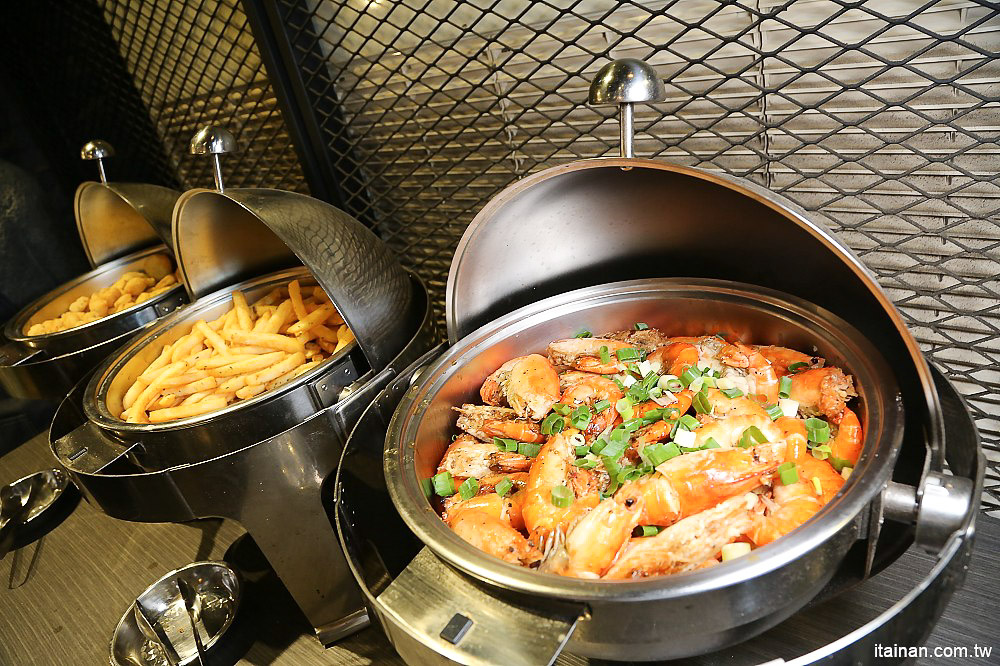 台南燒烤｜Scream 尖叫精緻炭火燒肉~療癒系燒肉!一秒置身水族館吃燒肉!!台南最狂水道蝦!真正現撈現烤的泰國蝦、海鮮燒肉、鐵板燒吃到飽!! - 台南好Food遊