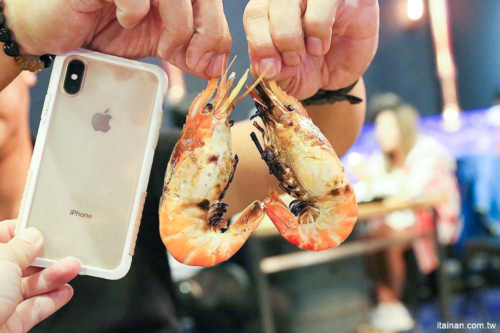 台南燒烤｜Scream 尖叫精緻炭火燒肉~療癒系燒肉!一秒置身水族館吃燒肉!!台南最狂水道蝦!真正現撈現烤的泰國蝦、海鮮燒肉、鐵板燒吃到飽!! - 台南好Food遊