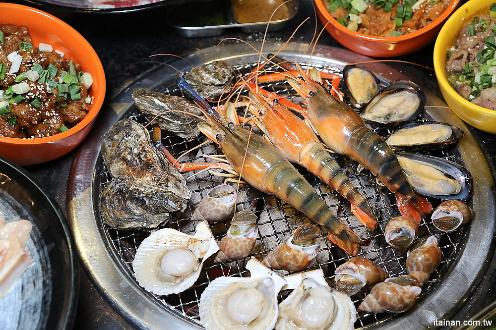 台南燒烤｜Scream 尖叫精緻炭火燒肉~療癒系燒肉!一秒置身水族館吃燒肉!!台南最狂水道蝦!真正現撈現烤的泰國蝦、海鮮燒肉、鐵板燒吃到飽!! - 台南好Food遊