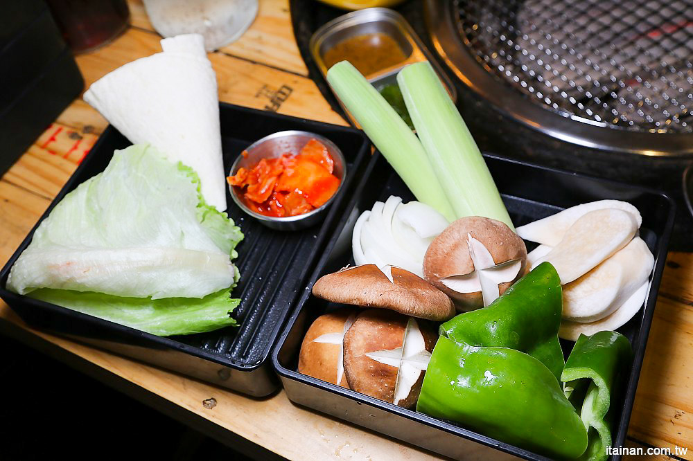 台南燒烤｜Scream 尖叫精緻炭火燒肉~療癒系燒肉!一秒置身水族館吃燒肉!!台南最狂水道蝦!真正現撈現烤的泰國蝦、海鮮燒肉、鐵板燒吃到飽!! - 台南好Food遊