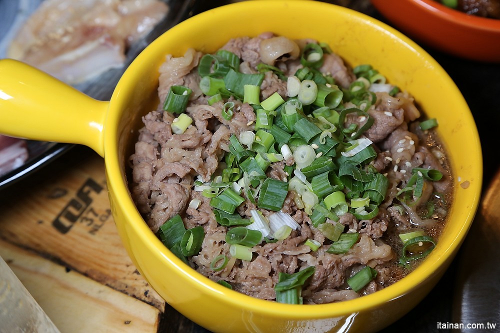 台南燒烤｜Scream 尖叫精緻炭火燒肉~療癒系燒肉!一秒置身水族館吃燒肉!!台南最狂水道蝦!真正現撈現烤的泰國蝦、海鮮燒肉、鐵板燒吃到飽!! - 台南好Food遊