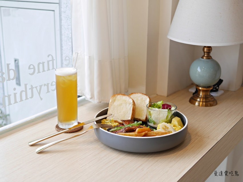 【台南美食】日好 One Fine Day。純白吸睛店面人氣早午餐。台南永康區｜五王國小｜台南咖啡｜台南下午茶 - 曼達愛吃鬼