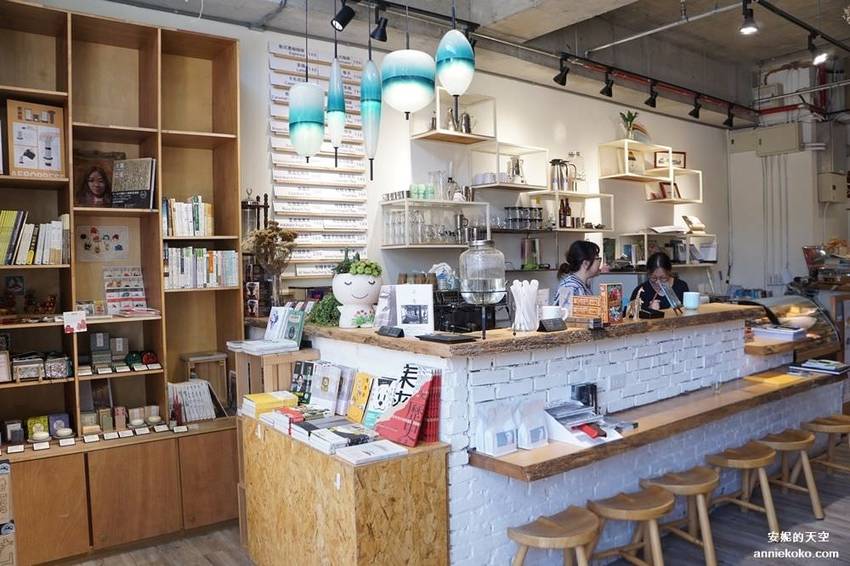 [基隆 見書店 ]充滿乾燥花的獨立書店 翻翻書喝杯咖啡 從see到sea的距離 - 安妮的天空