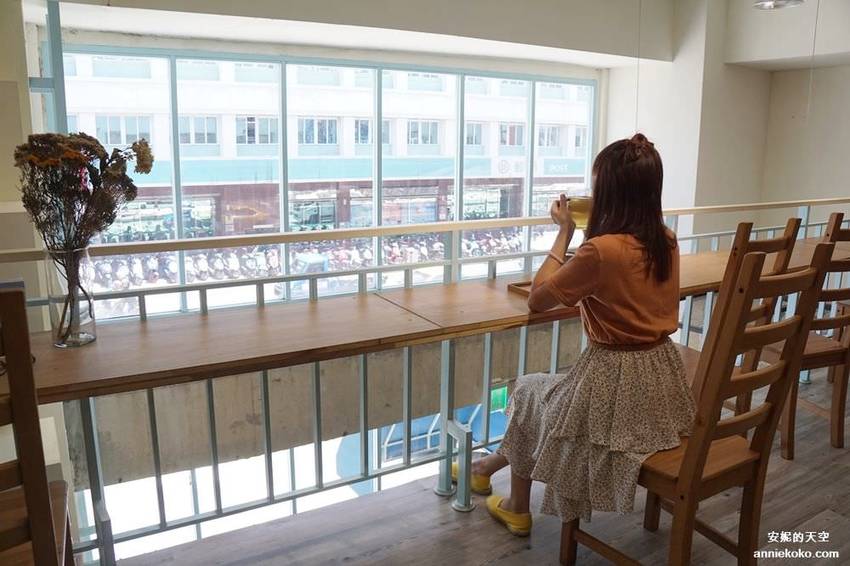 [基隆 見書店 ]充滿乾燥花的獨立書店 翻翻書喝杯咖啡 從see到sea的距離 - 安妮的天空