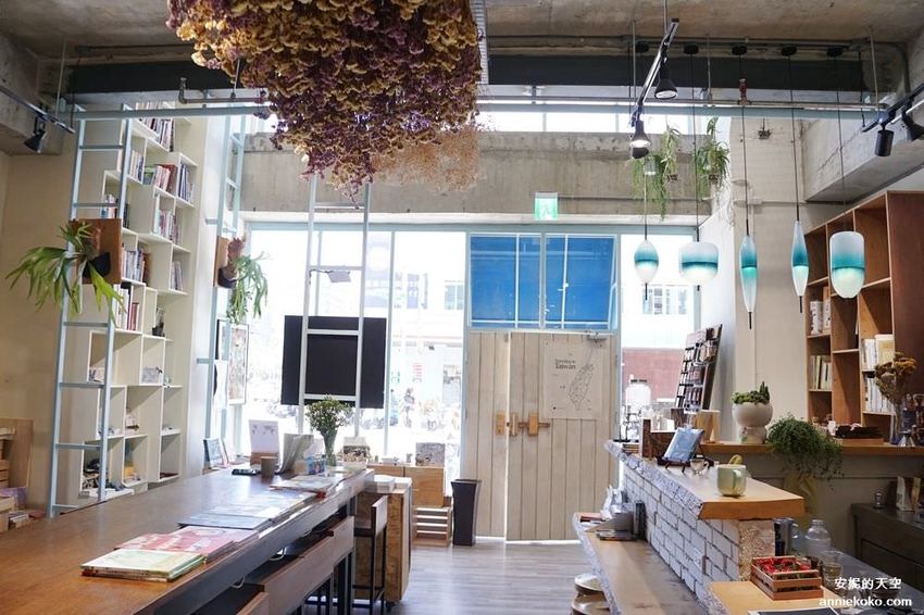 [基隆 見書店 ]充滿乾燥花的獨立書店 翻翻書喝杯咖啡 從see到sea的距離 - 安妮的天空