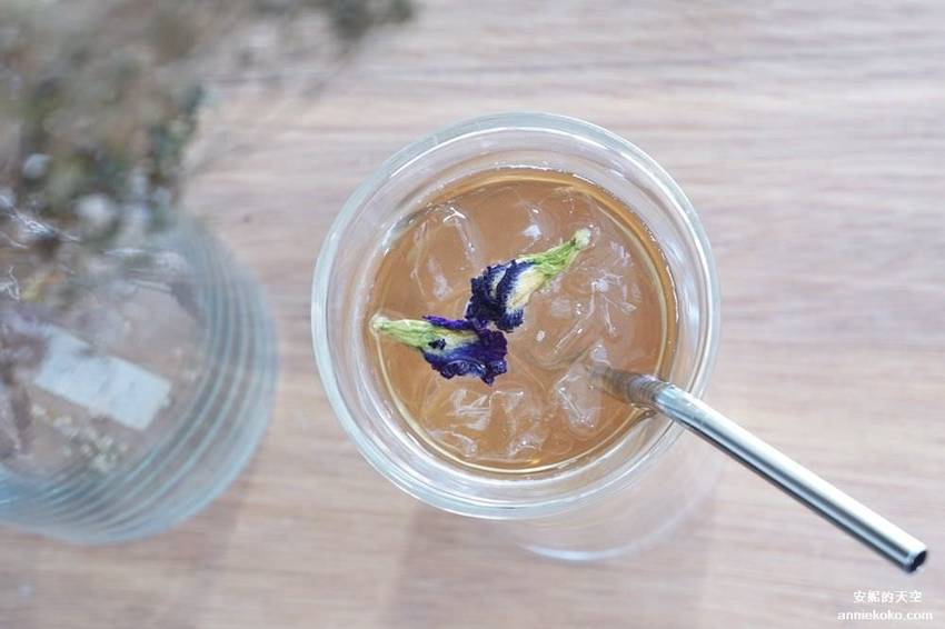 [基隆 見書店 ]充滿乾燥花的獨立書店 翻翻書喝杯咖啡 從see到sea的距離 - 安妮的天空